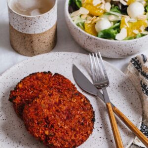 Burger de beterraba com salada