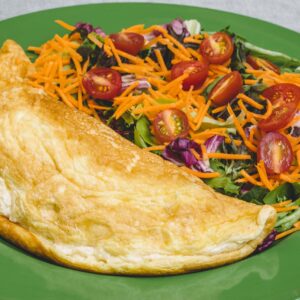 Omeletão suflê com cogumelo, rúcula e queijo com salada