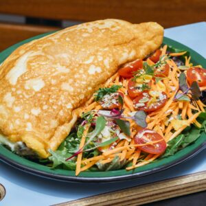 Omeletão suflê com frango desfiado, requeijão e milho com salada