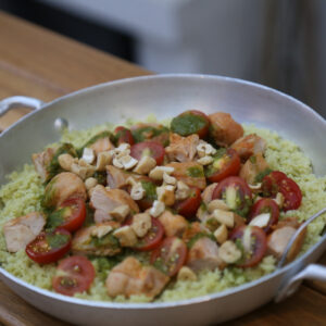 Cuscuz de couve-flor com sobrecoxa Korin