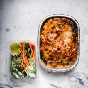 Berinjela a parmegiana com mini saladinha