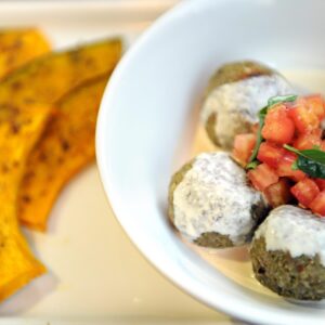 Bolinho de brócolis com lentilha e amêndoas