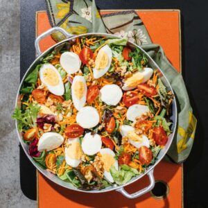 Saladona de mozzarella de búfala com ovo