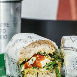 Panini de mozzarella de búfala com pesto de manjericão