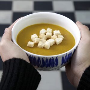 Sopa de abóbora japonesa com maçã e gengibre