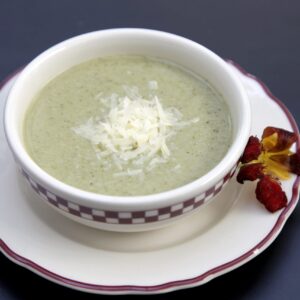 Sopa de brócolis servida com parmesão ralado