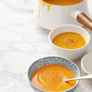 Sopa de abóbora com capim santo servida com pipoca