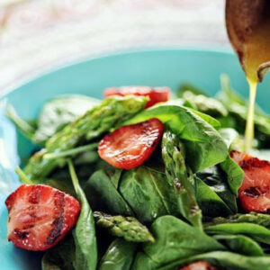 Burger de berinjela com salada com aspargos e morangos grelhados