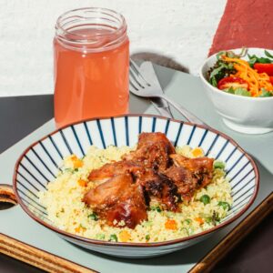 Sobrecoxa Korin desossada com mel, shoyu e gengibre e couscous marroquino