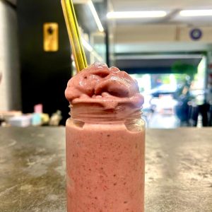 Smoothie Morango, Banana, Mel , Chia, Pasta de Amendoim e Leite de aveia NUDE