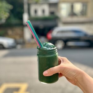 Smoothie Graviola, Banana, Hortelã, Gengibre, Spirulina da MAD , Mel e Leite de aveia nude