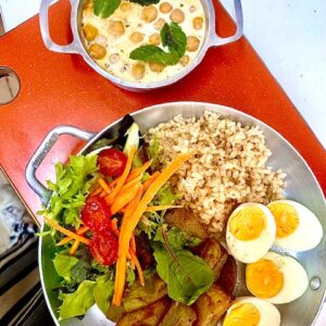 arroz integral, grão de bico com tahine, OVO COZIDO, chuchu assado com alho e cominho acompanha uma mini saladinha de folhas e tomatinho cereja