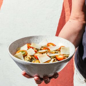 Pasta integral ao pesto com tomatinho cereja e lascas de parmesão 