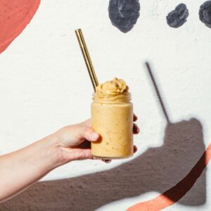 Smoothie Banana, Maracujá, Manga, Maca Peruana e Leite de aveia NUDE