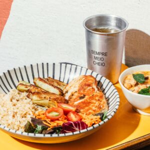 arroz integral, grão de bico com tahine, filet de frango Korin grelhado, chuchu assado com alho e cominho acompanha uma mini saladinha de folhas e tomatinho cereja
