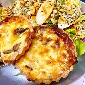 Quiche integral de cogumelos e parmesão com salada